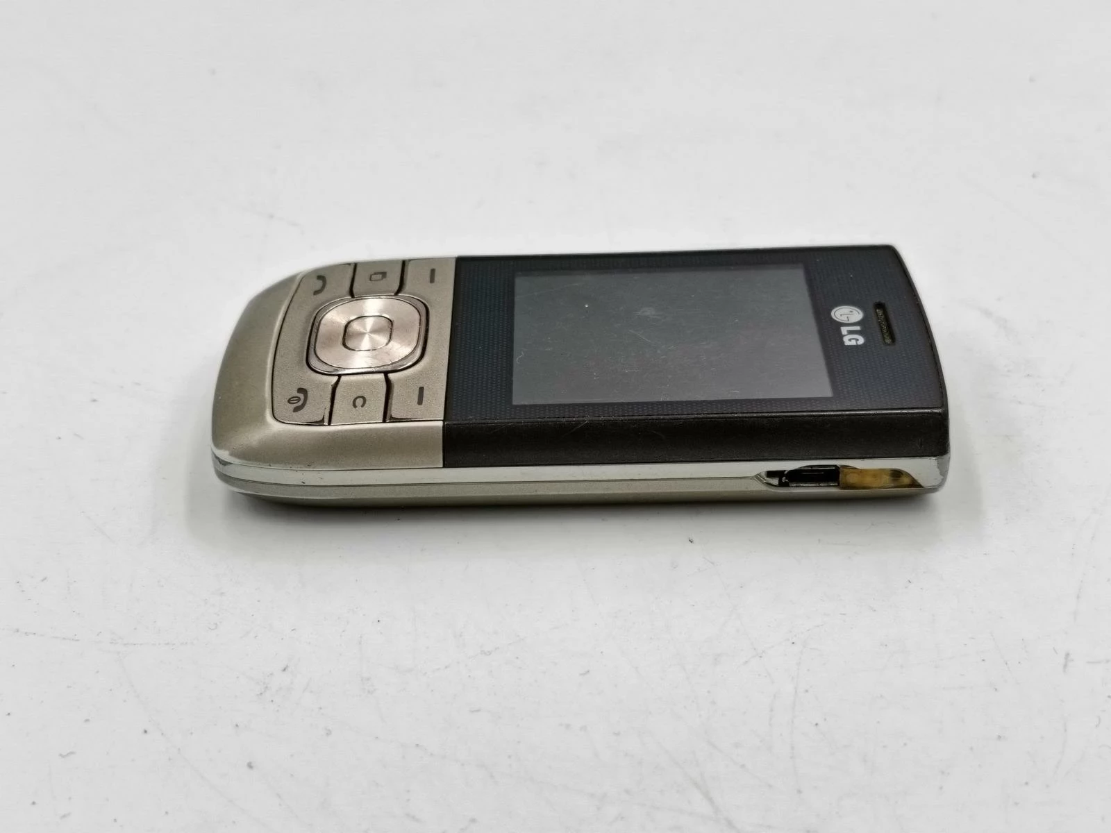 telefon-lg-a310-ladowarka-przekatna-ekranu-2