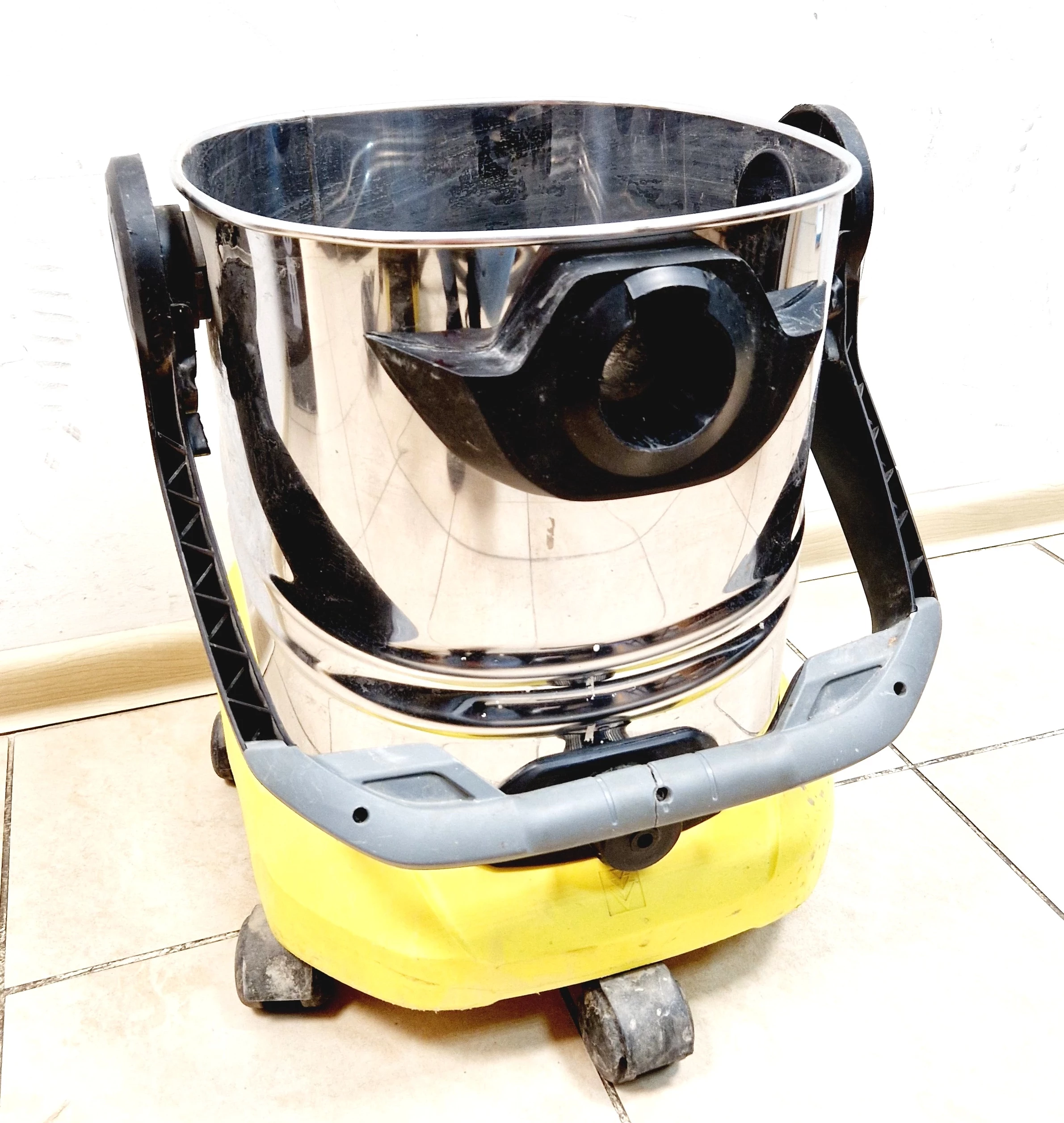 odkurzacz-przemyslowy-karcher-wd6-p-stan-uzywany