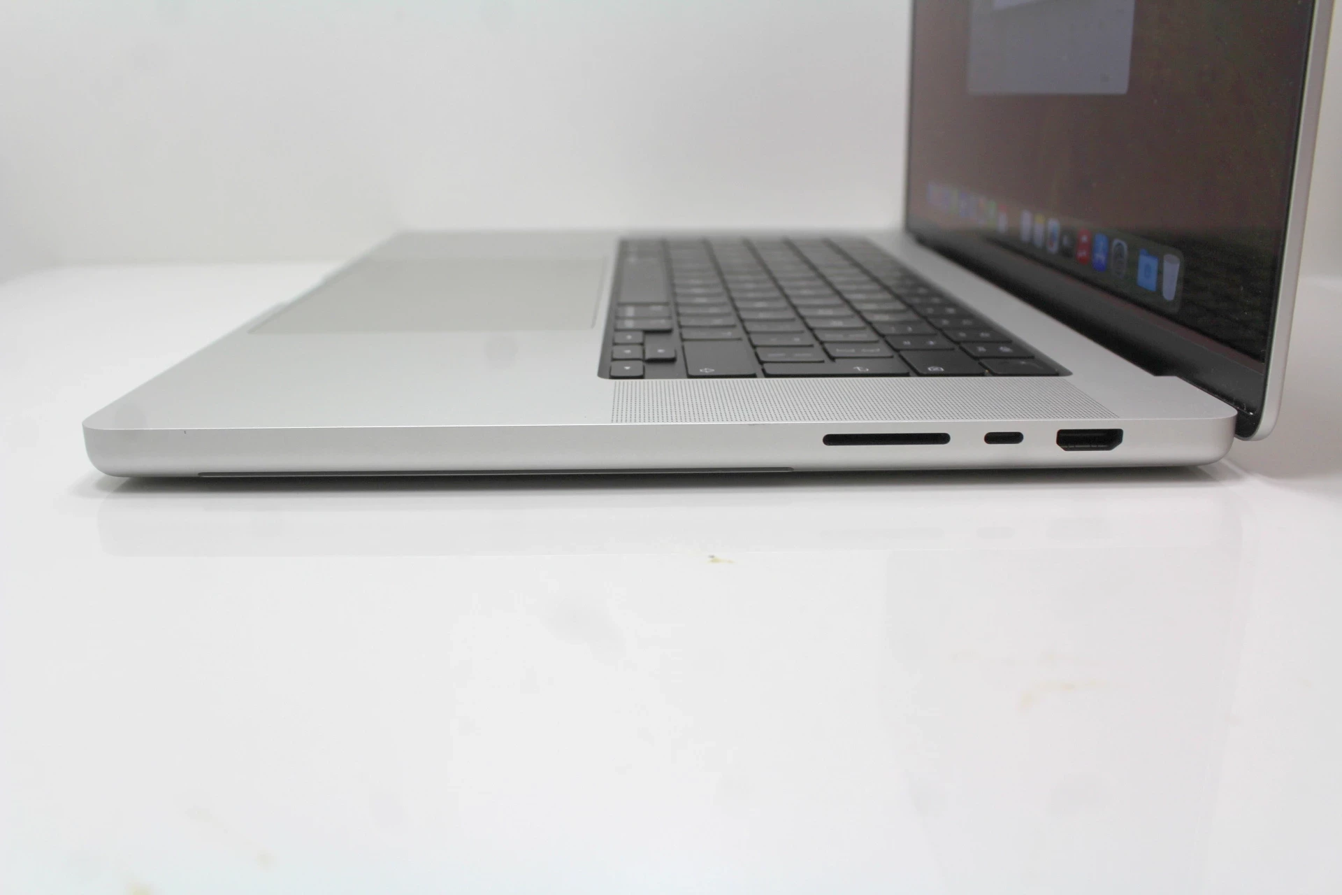 laptop-apple-macbook-pro-a2485-16-16512gb-seria-procesora-apple-m