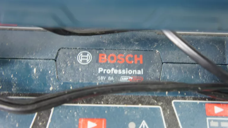 SZYBKA ŁADOWARKA BOSCH PROFESSIONAL 8A