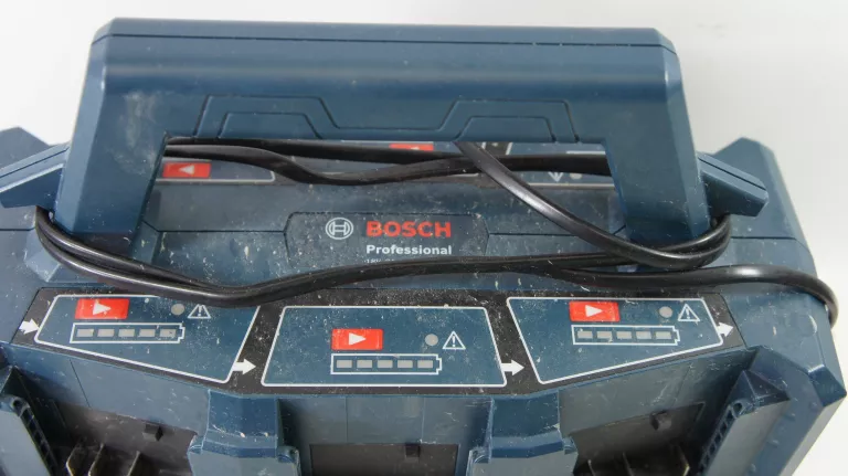 SZYBKA ŁADOWARKA BOSCH PROFESSIONAL 8A