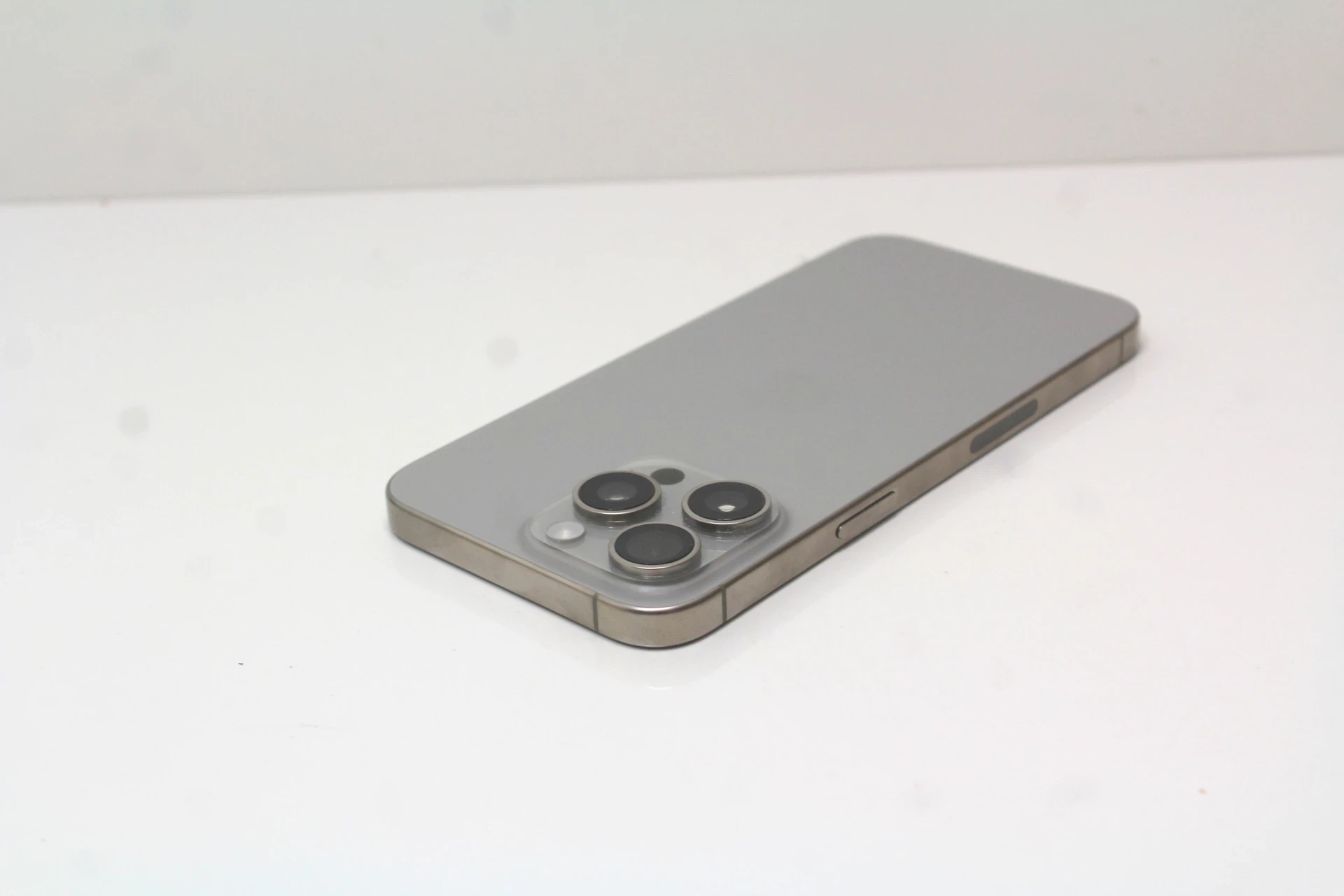 telefon-apple-iphone-15-pro-max-8256gb-przekatna-ekranu-670