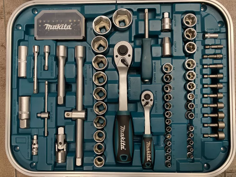 ZESTAW NARZĘDZI MAKITA P-90532 (BITY, NASADKI, KLUCZE, GRZECHOTKI)