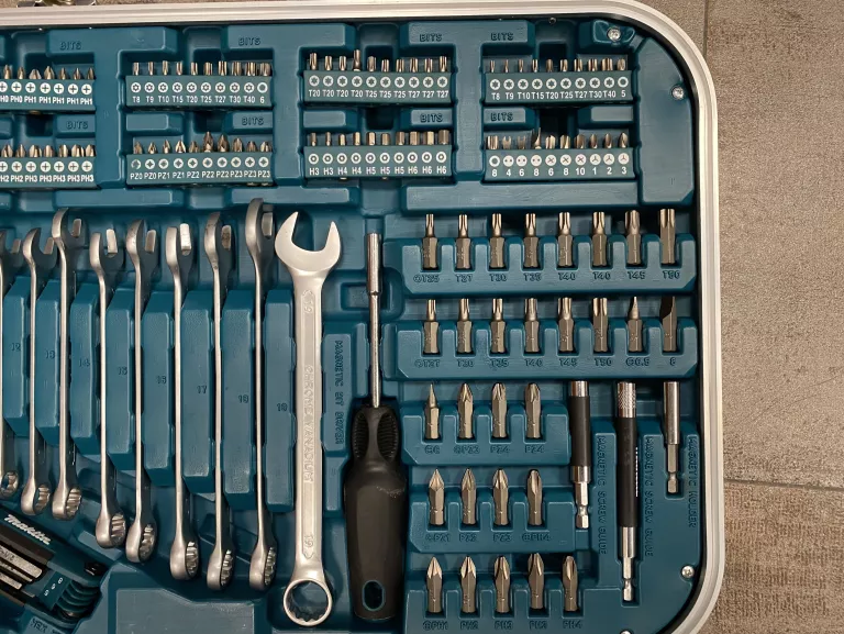 ZESTAW NARZĘDZI MAKITA P-90532 (BITY, NASADKI, KLUCZE, GRZECHOTKI)