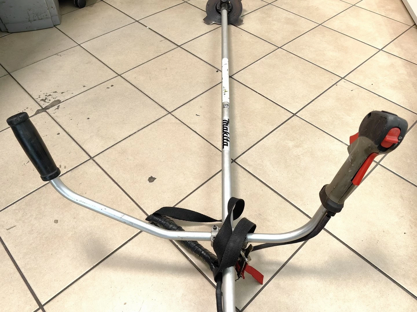 kosa-spalinowa-makita-bcm2600-109km-dlugosc-narzedzia-180