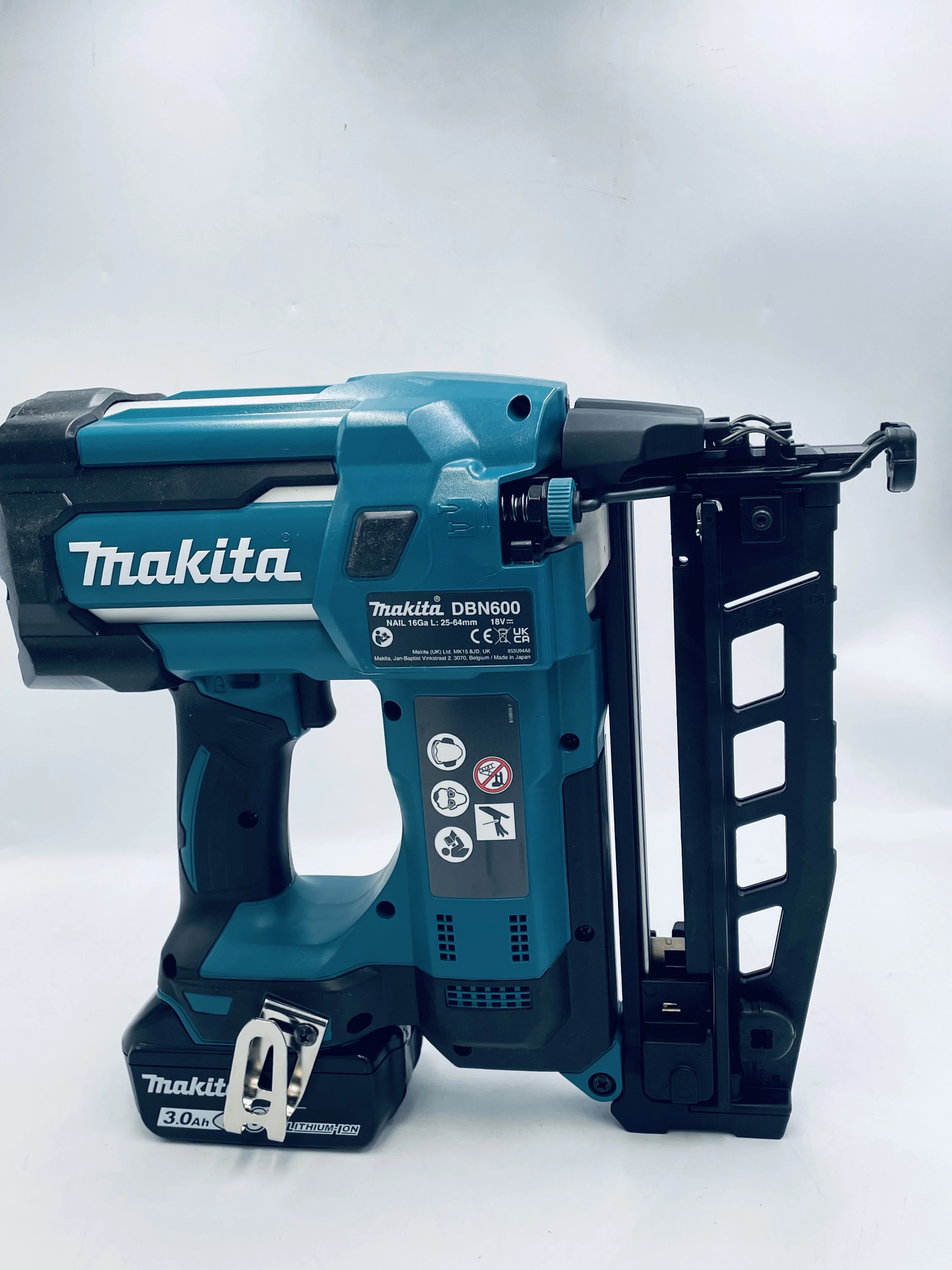 gwozdziarka-akumulatorowa-makita-dbn600rfj-zasilanie-akumulatorowe