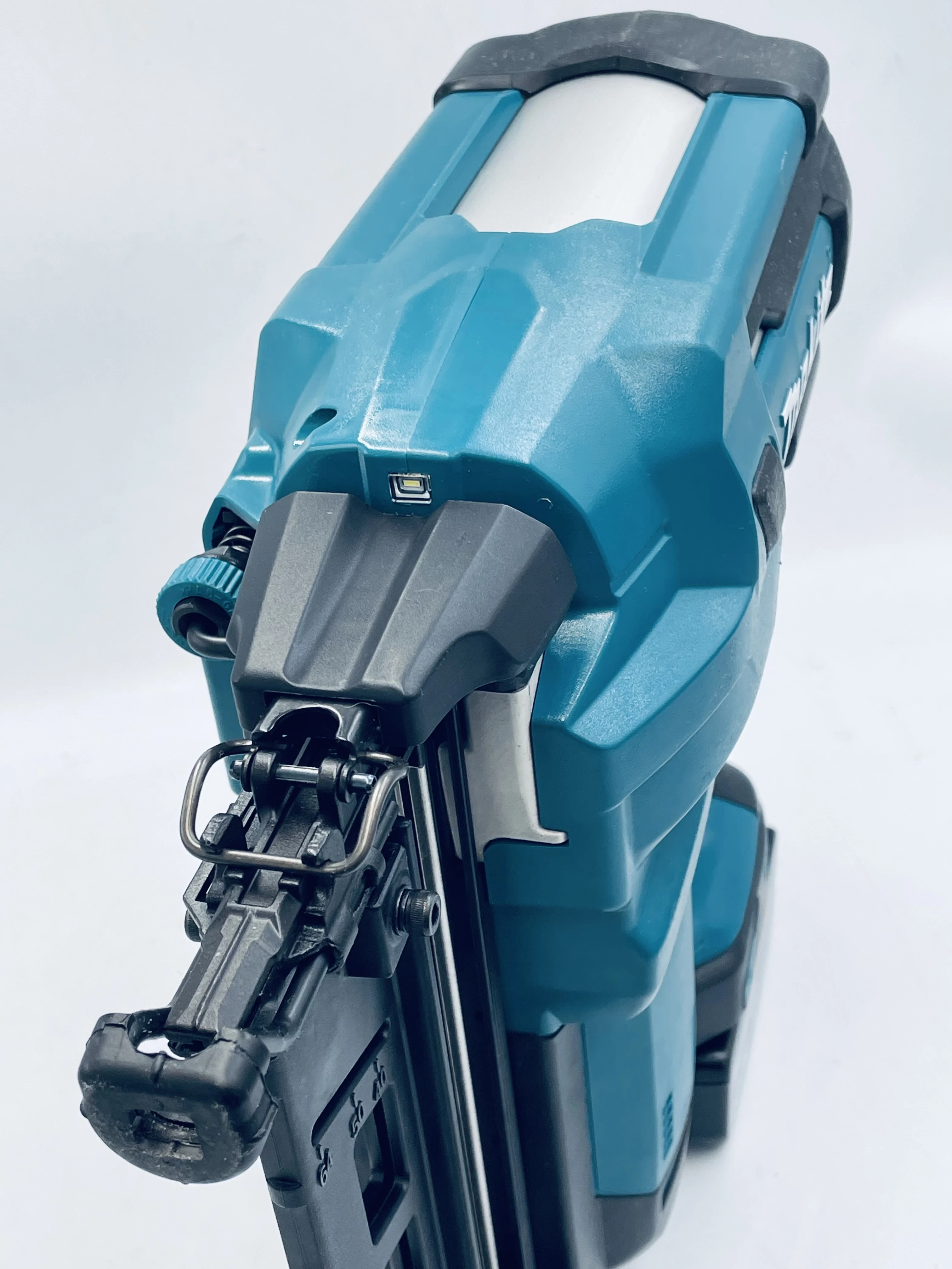 gwozdziarka-akumulatorowa-makita-dbn600rfj-marka-makita