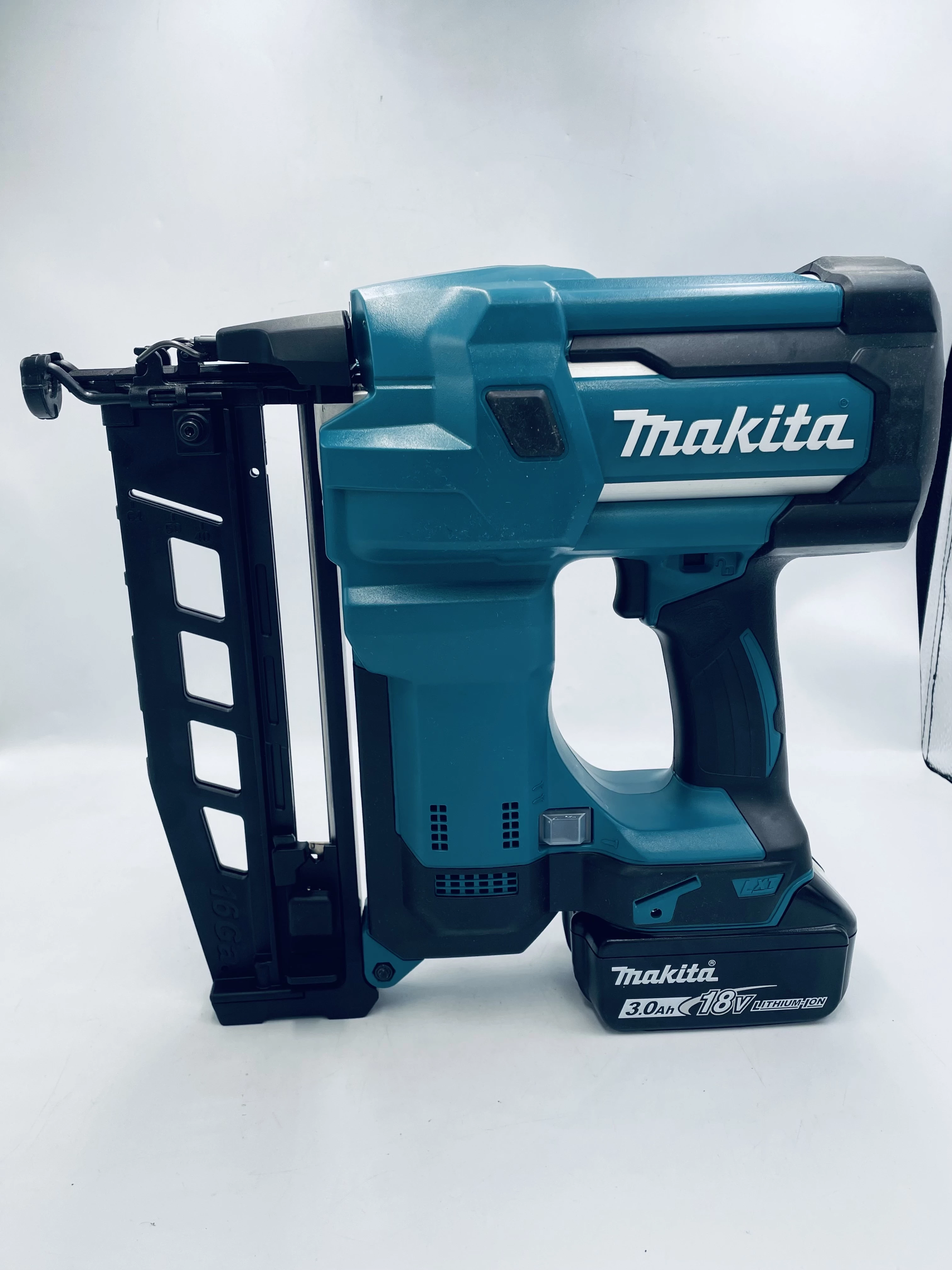 gwozdziarka-akumulatorowa-makita-dbn600rfj-stan-uzywany