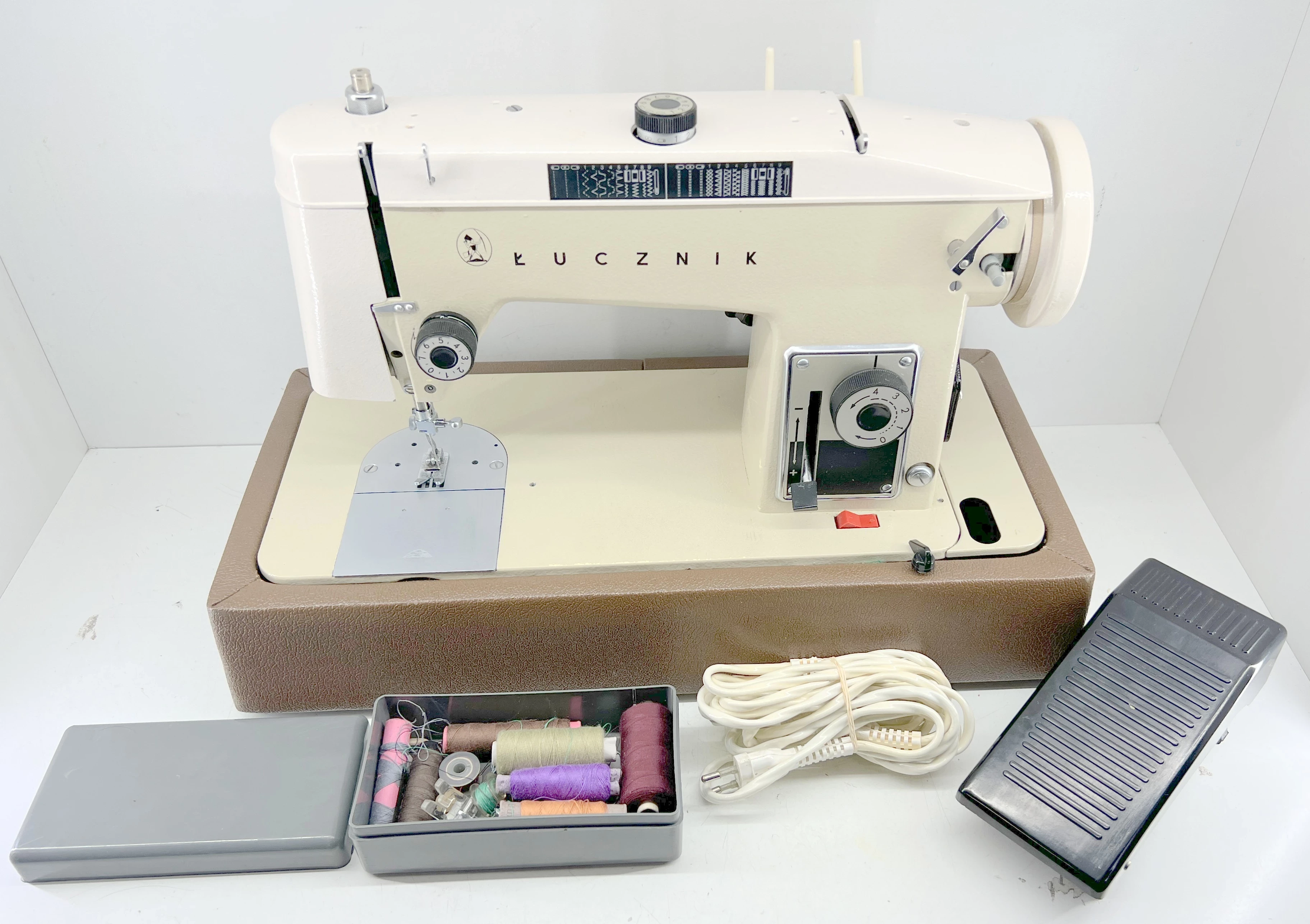 maszyna-do-szycia-lucznik-95w-lamp-15-stan-uzywany