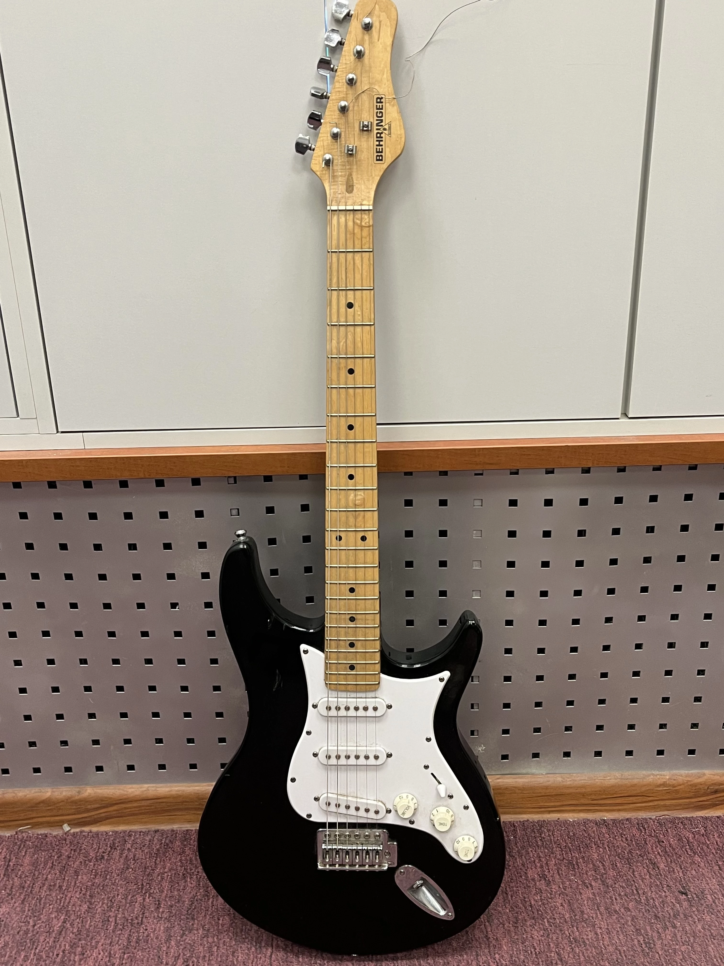 stratocaster-behringer-gitara-kolegialna-33-plock