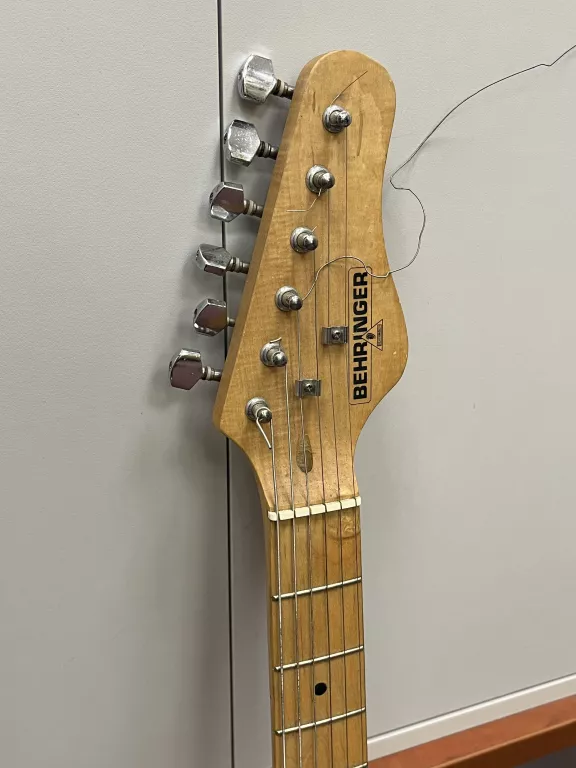 STRATOCASTER BEHRINGER GITARA