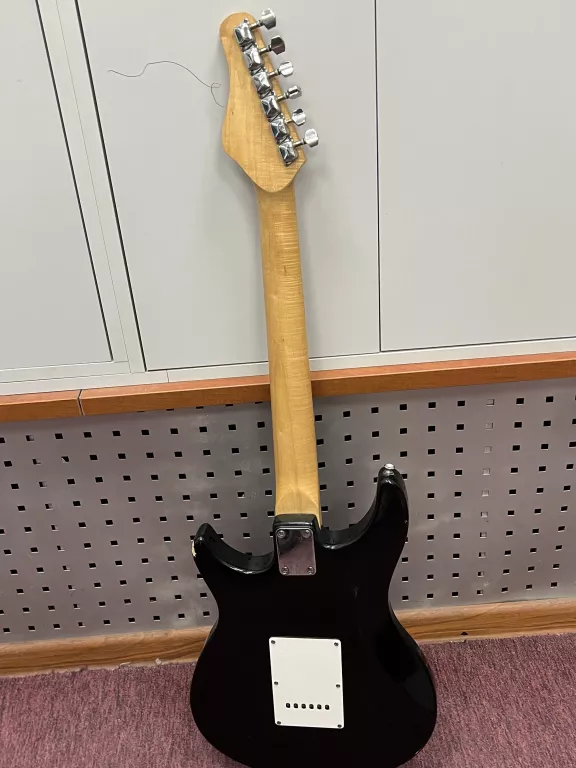 STRATOCASTER BEHRINGER GITARA