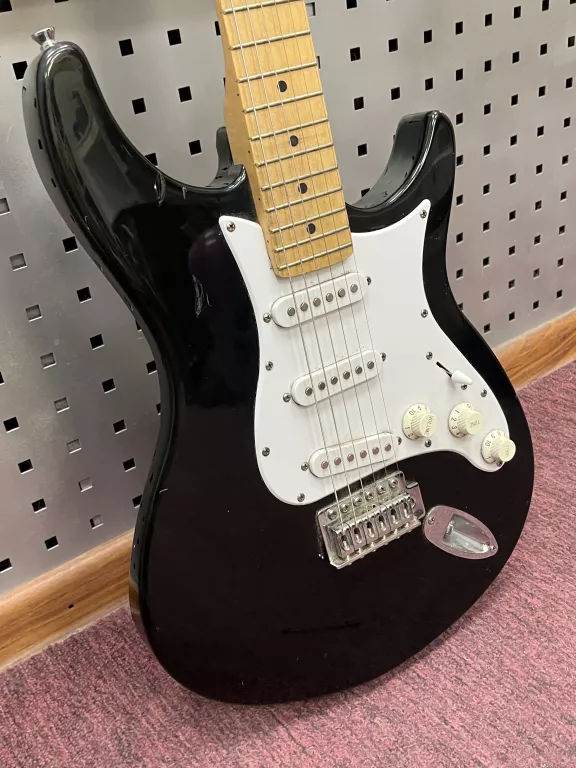 STRATOCASTER BEHRINGER GITARA