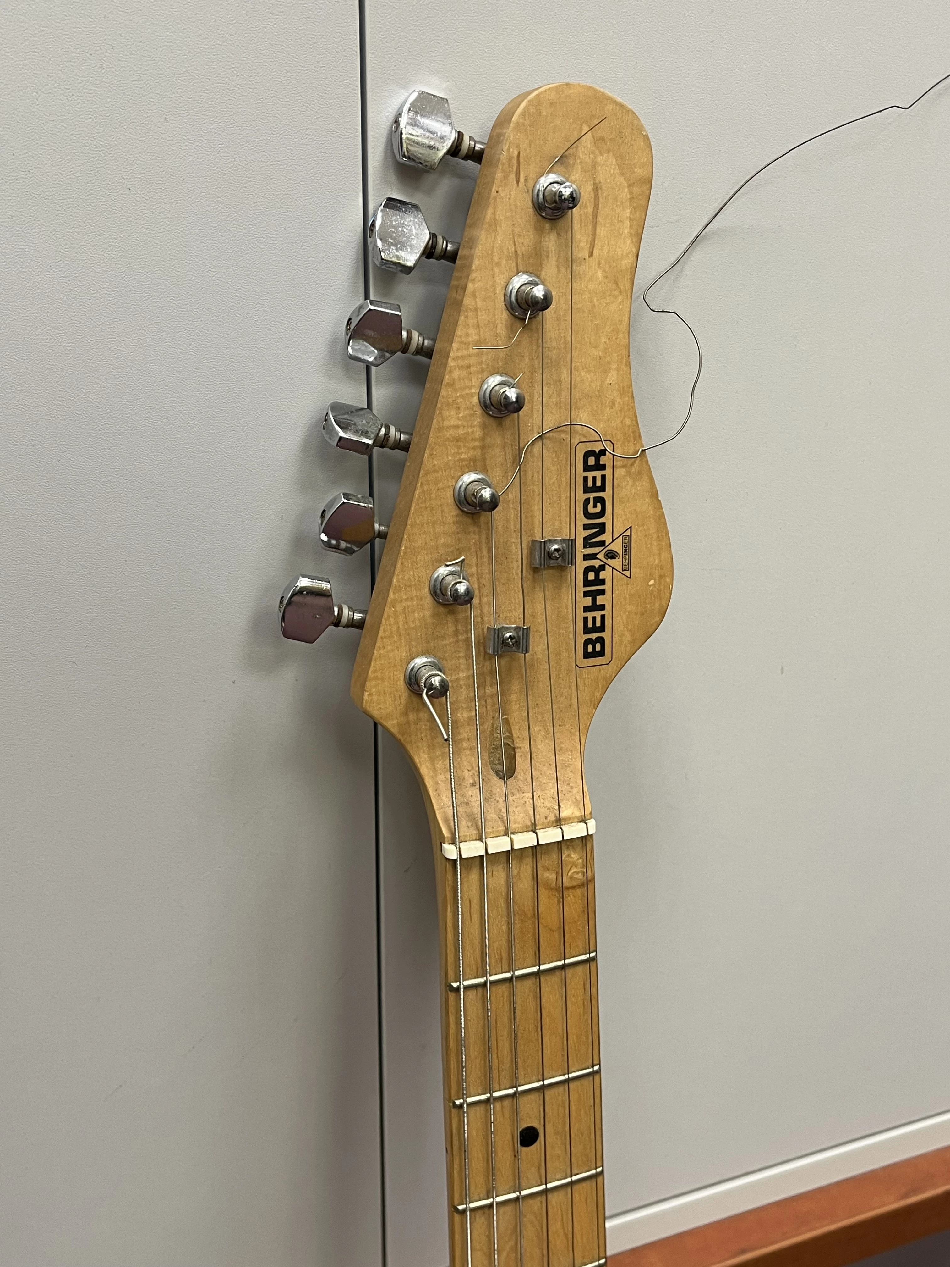 stratocaster-behringer-gitara-stan-uzywany