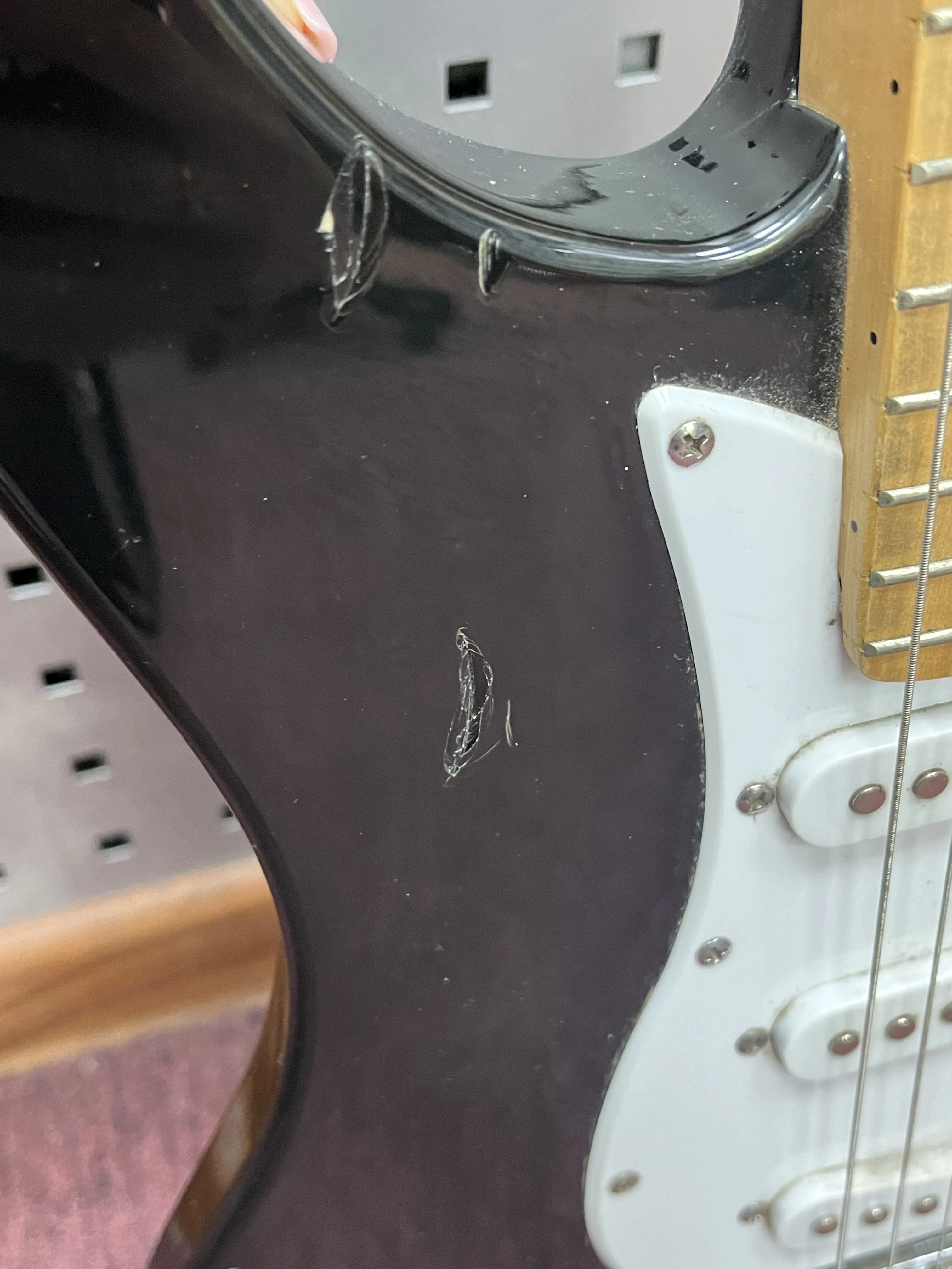 stratocaster-behringer-gitara-marka-inna