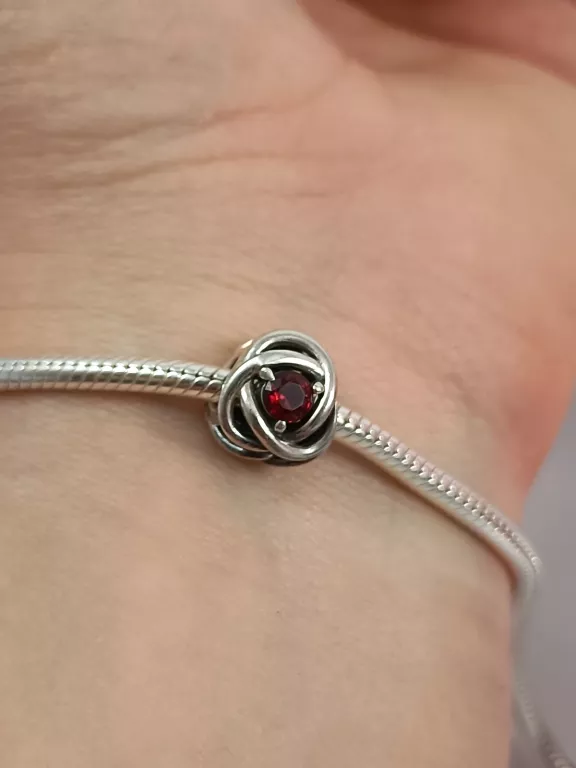 ZAWIESZKA CHARMS URODZINOWY SZKARŁATNY SYMBOL WIECZNOŚCI