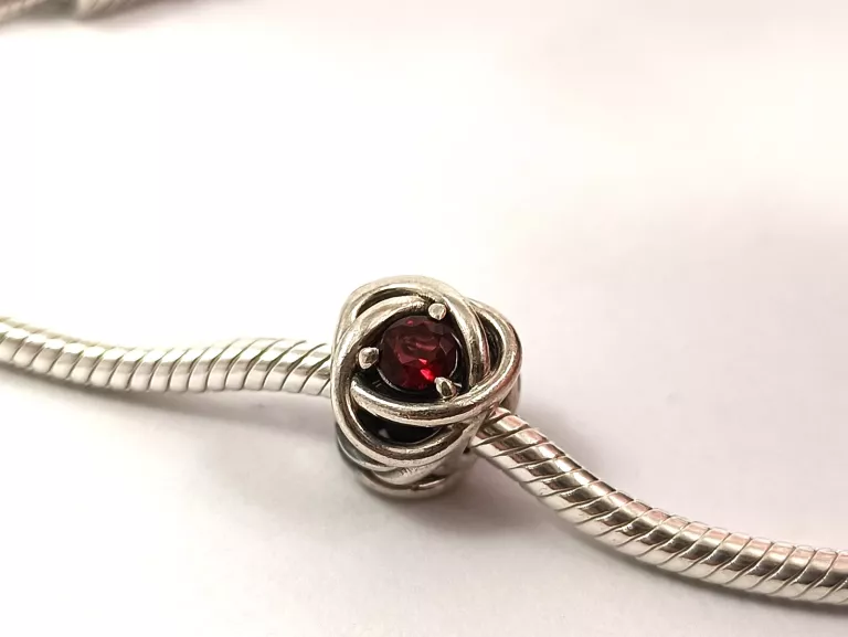 ZAWIESZKA CHARMS URODZINOWY SZKARŁATNY SYMBOL WIECZNOŚCI
