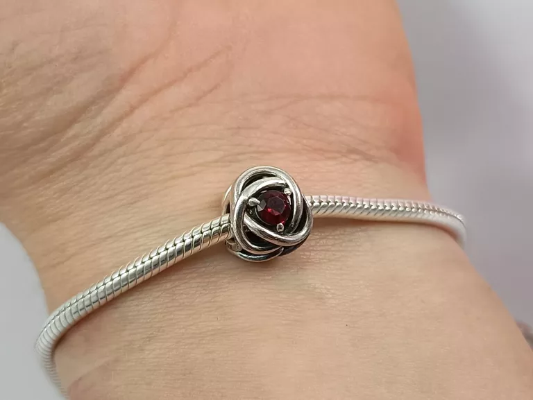 ZAWIESZKA CHARMS URODZINOWY SZKARŁATNY SYMBOL WIECZNOŚCI
