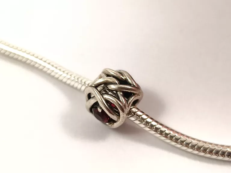 ZAWIESZKA CHARMS URODZINOWY SZKARŁATNY SYMBOL WIECZNOŚCI