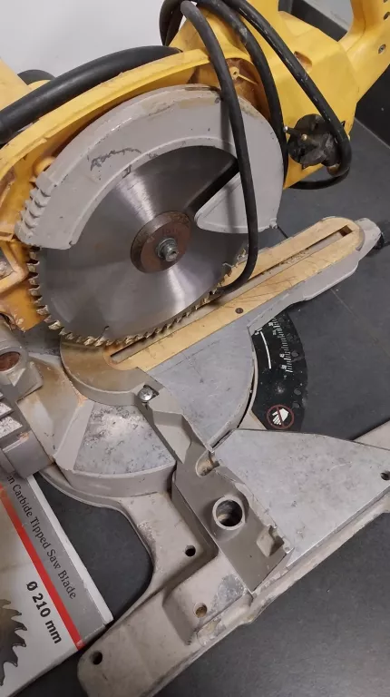 PIŁA UKOŚNICA DEWALT DW707