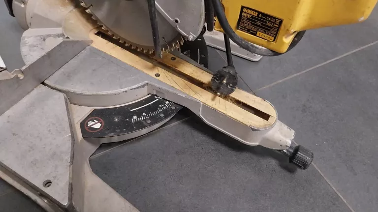 PIŁA UKOŚNICA DEWALT DW707