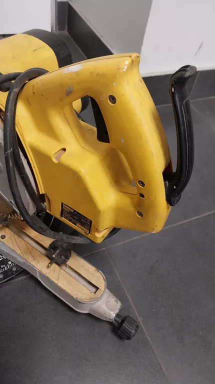 PIŁA UKOŚNICA DEWALT DW707
