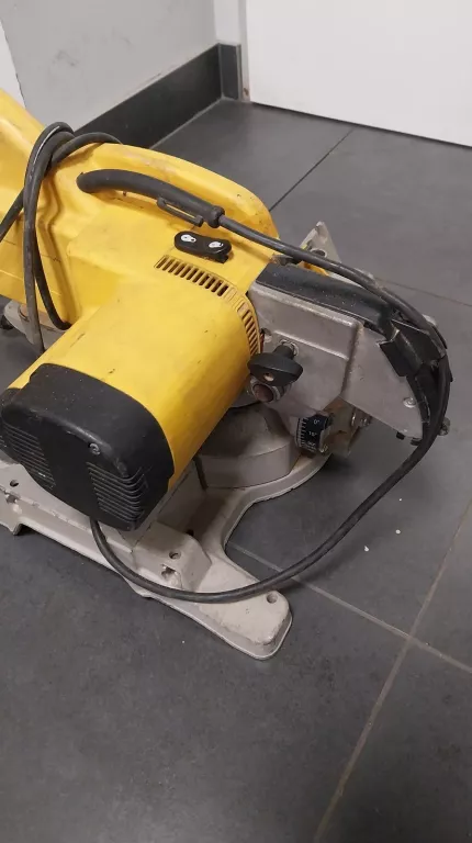 PIŁA UKOŚNICA DEWALT DW707