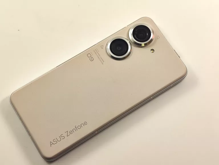 TELEFON ASUS ZENFONE 9 8 GB / 128 GB