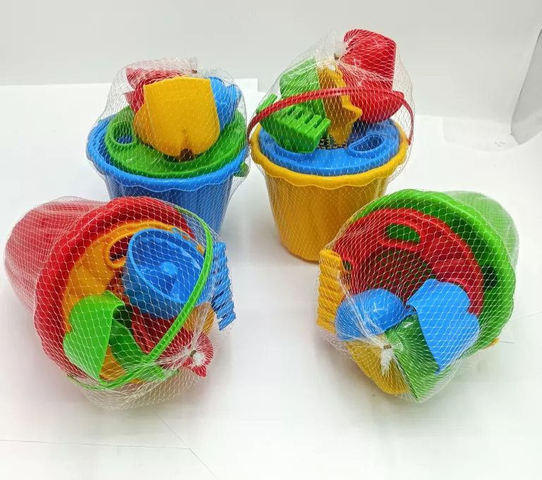 zestaw-plazowy-dzieciecy-wiaderko-z-foremkami-wiek-dziecka-2-lata