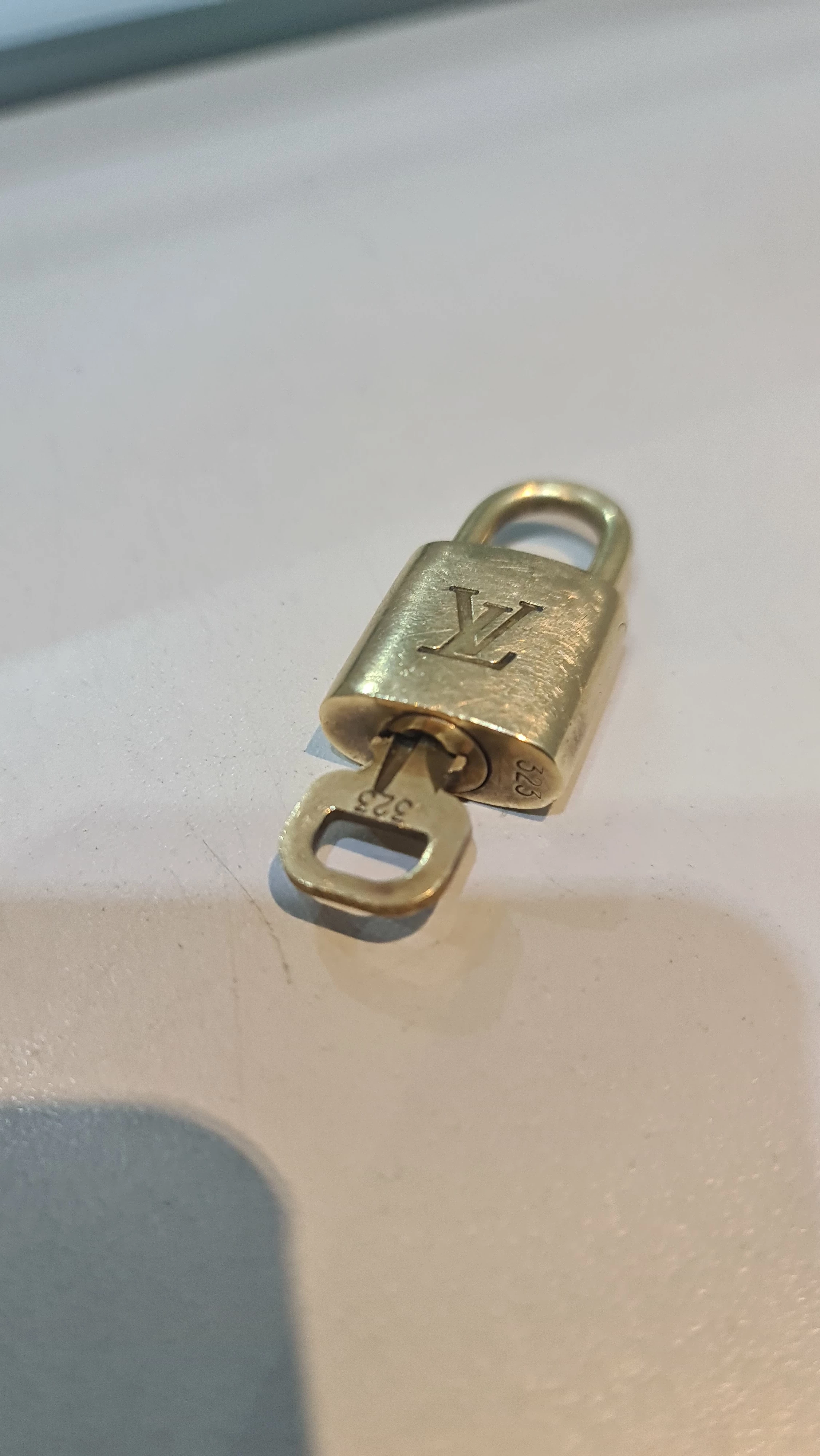 klodka-oryginal-louis-vuitton-z-kluczykiem-material-dominujacy-inny