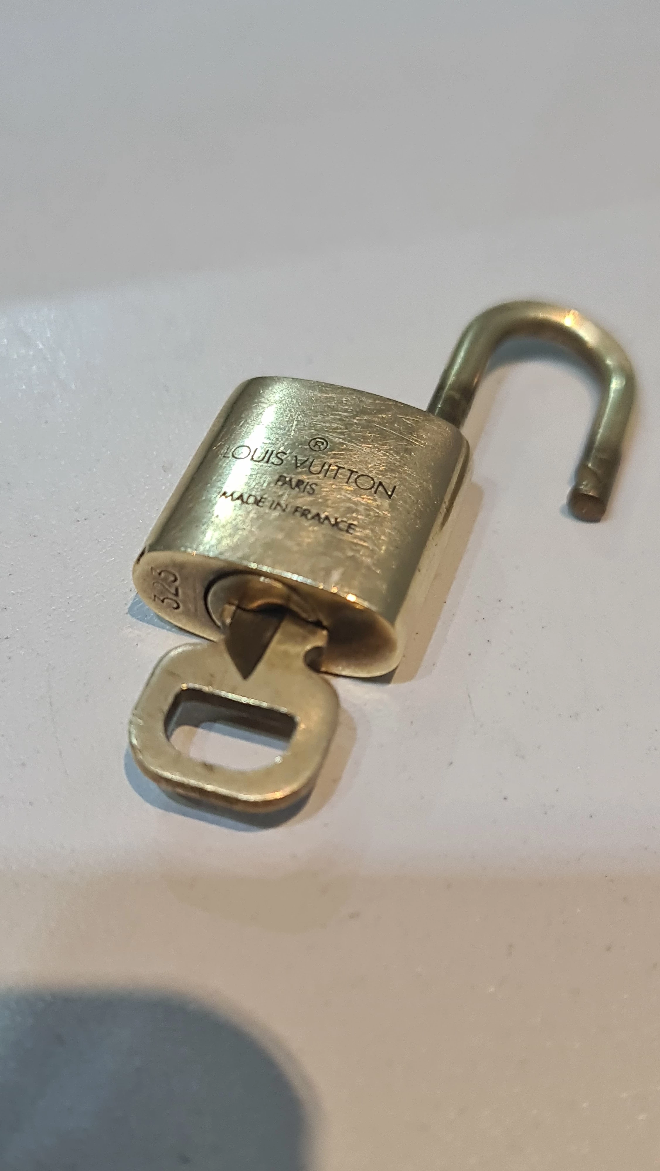 klodka-oryginal-louis-vuitton-z-kluczykiem-stan-uzywany