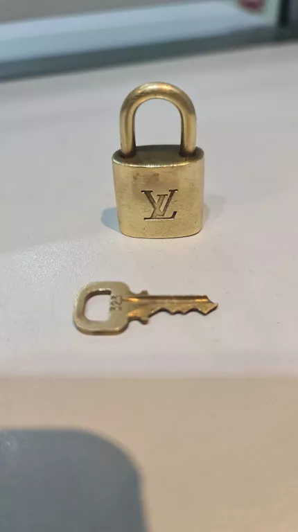 KŁÓDKA ORYGINAŁ LOUIS VUITTON Z KLUCZYKIEM