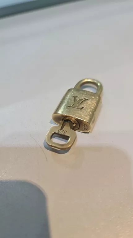 KŁÓDKA ORYGINAŁ LOUIS VUITTON Z KLUCZYKIEM