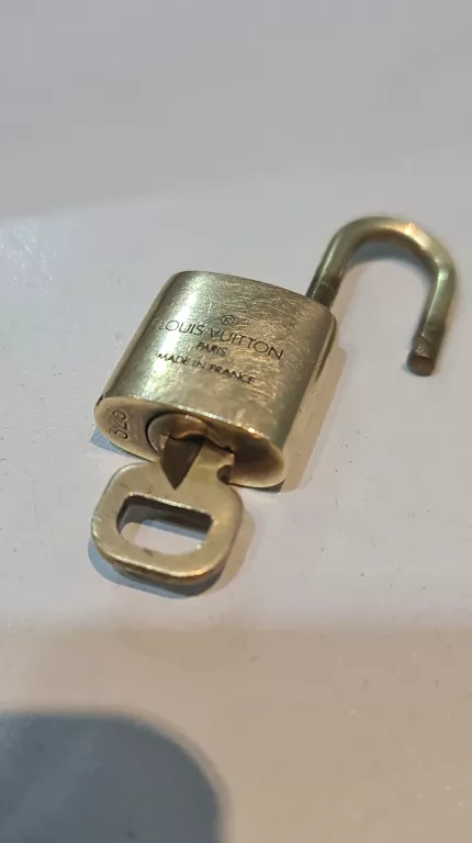 klodka-oryginal-louis-vuitton-z-kluczykiem-stan-uzywany