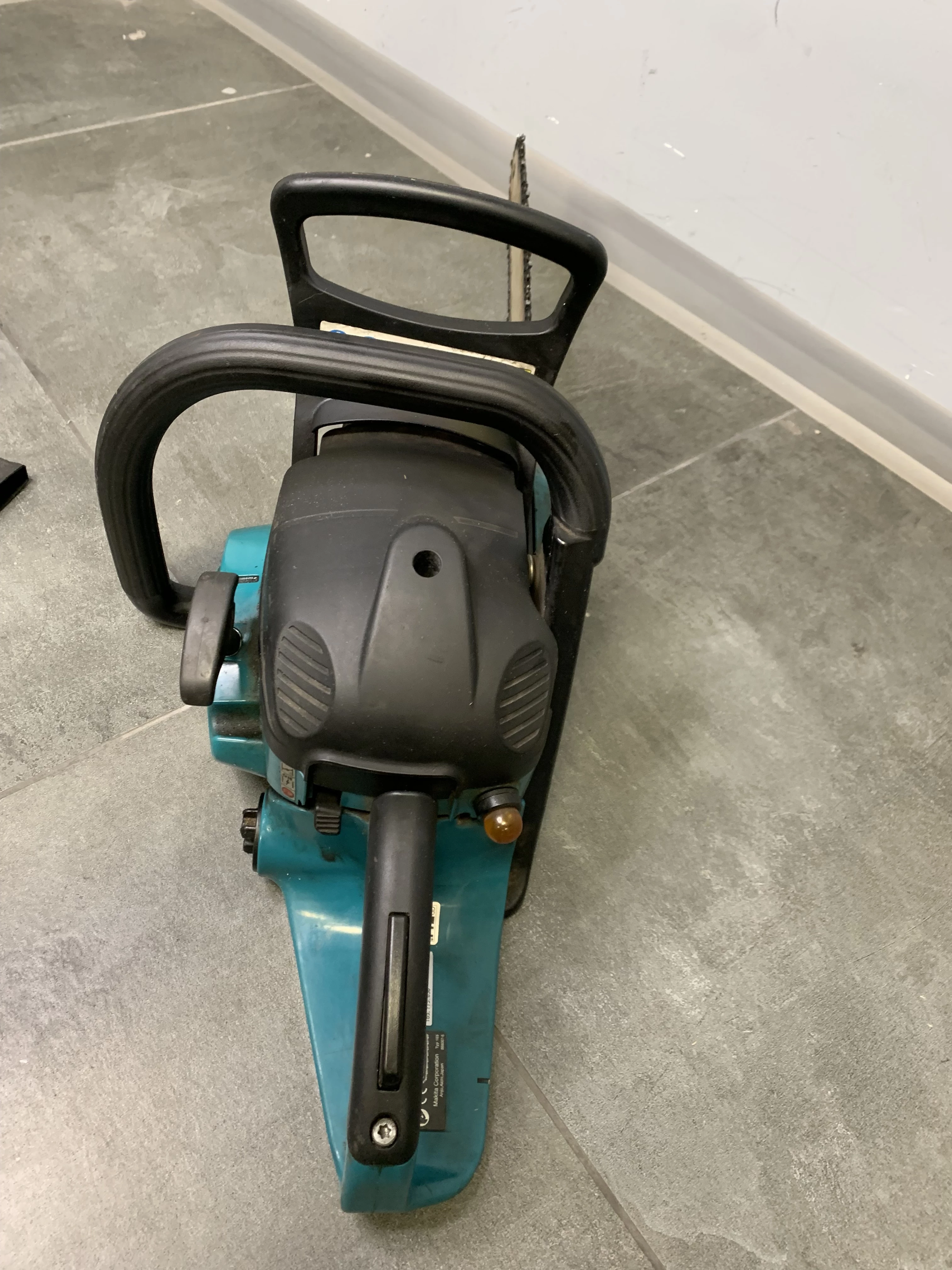 pila-spalinowa-makita-ea3200s-marka-makita