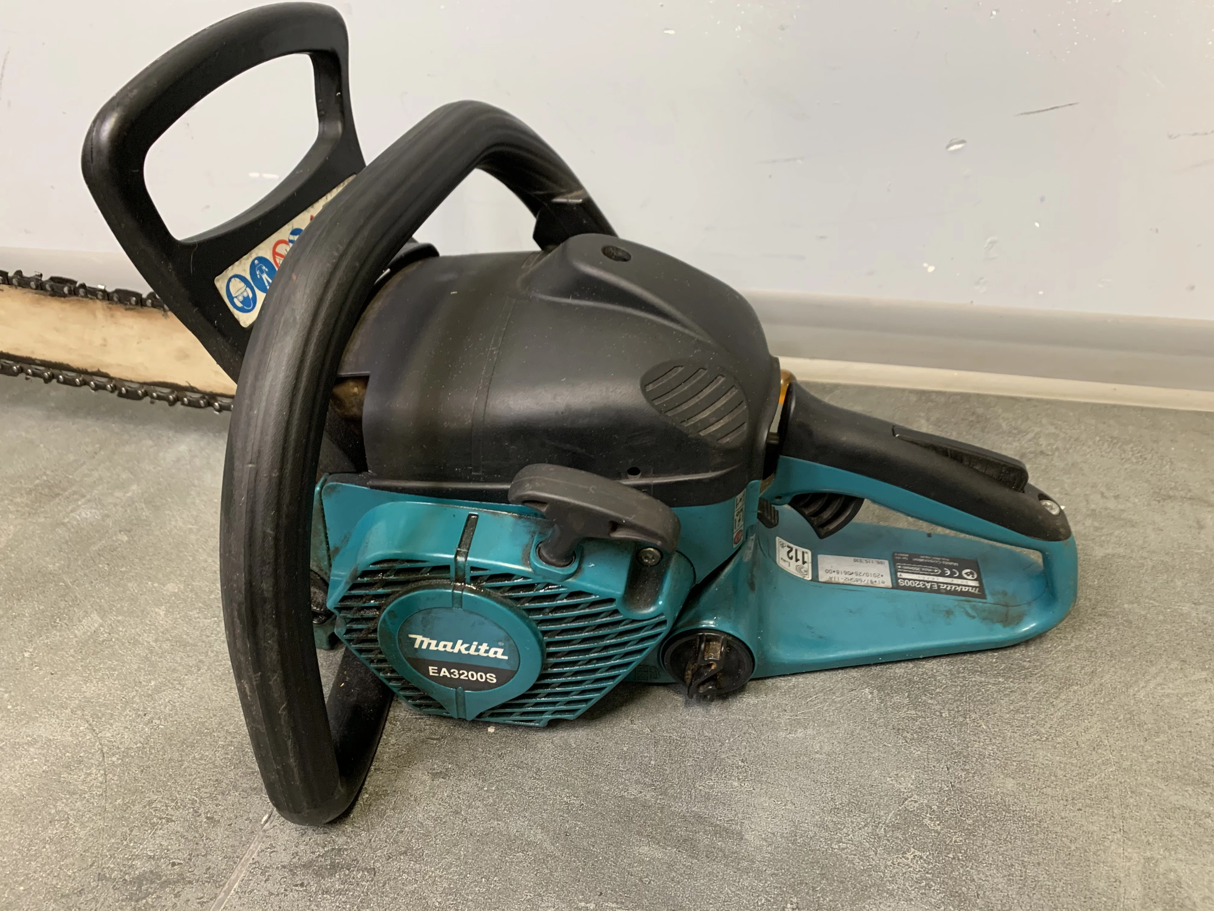 pila-spalinowa-makita-ea3200s-stan-uzywany