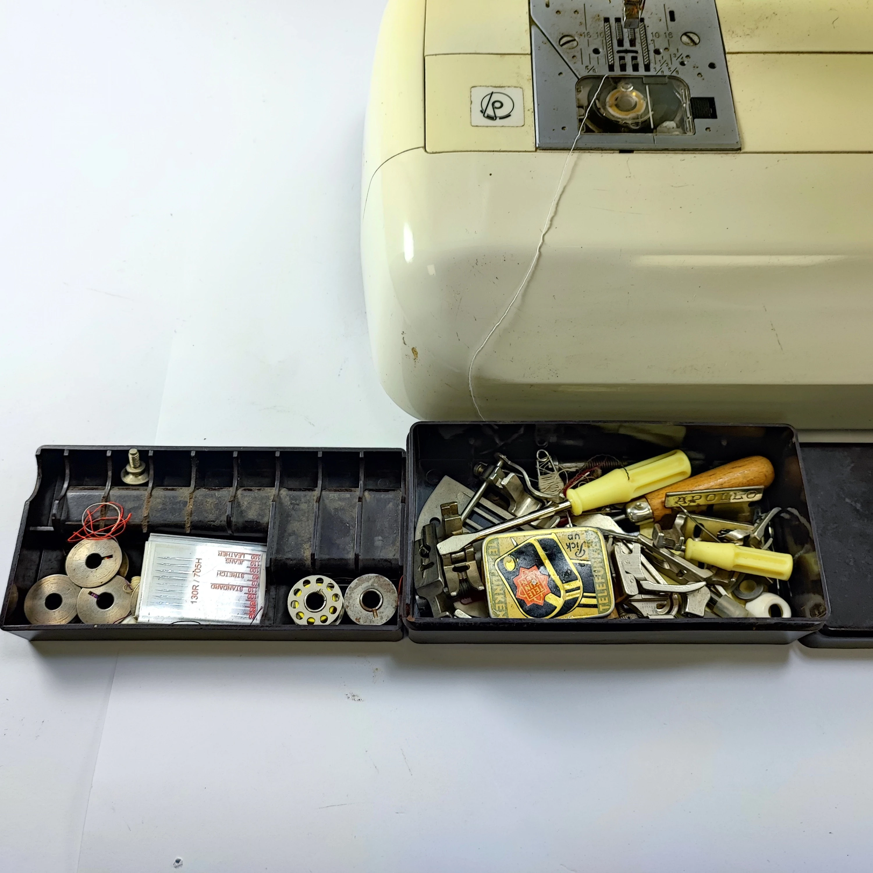 maszyna-do-szycia-singer-curvy-8763-kolor-dominujacy-bialy