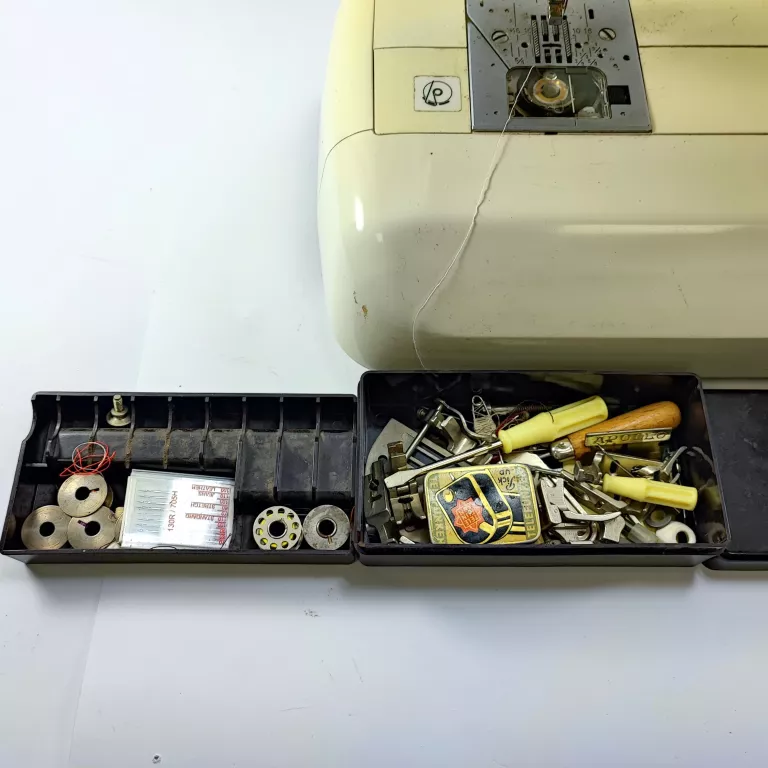 maszyna-do-szycia-singer-curvy-8763-kolor-dominujacy-bialy