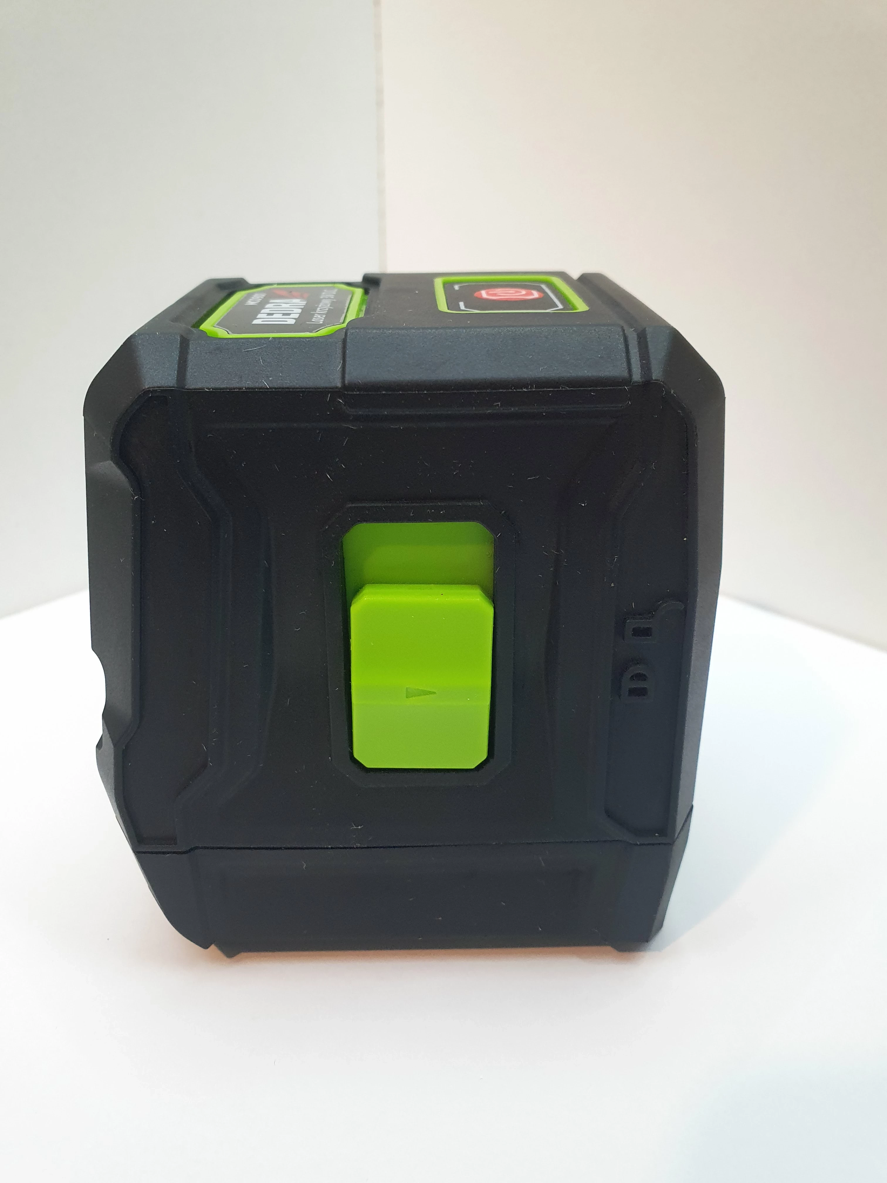 laser-krzyzowy-dedra-mc0901-etui-kod-producenta-mc0901-laser-poziomica-laserowa-samopozi