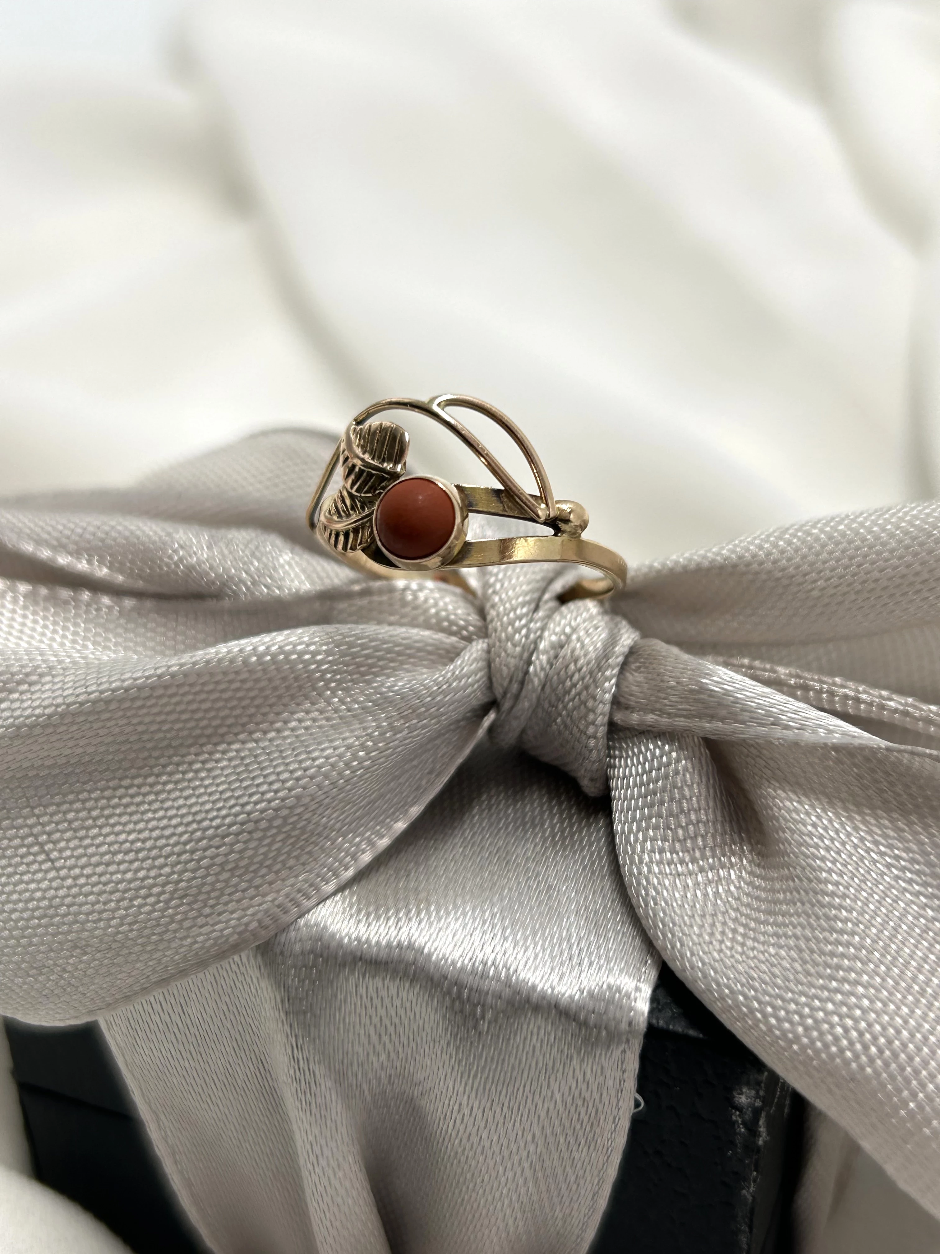 zloty-pierscionek-z-koralem-585174g-rozm-15-stan-uzywany