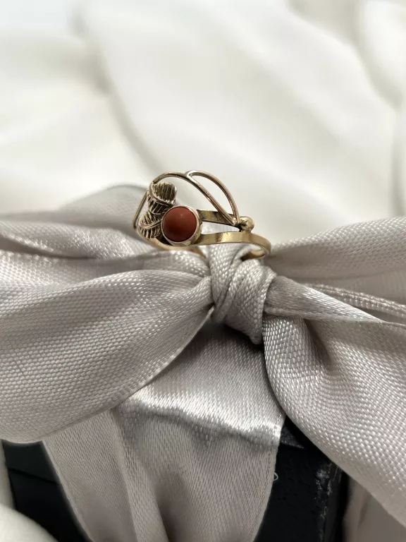 zloty-pierscionek-z-koralem-585174g-rozm-15-stan-uzywany