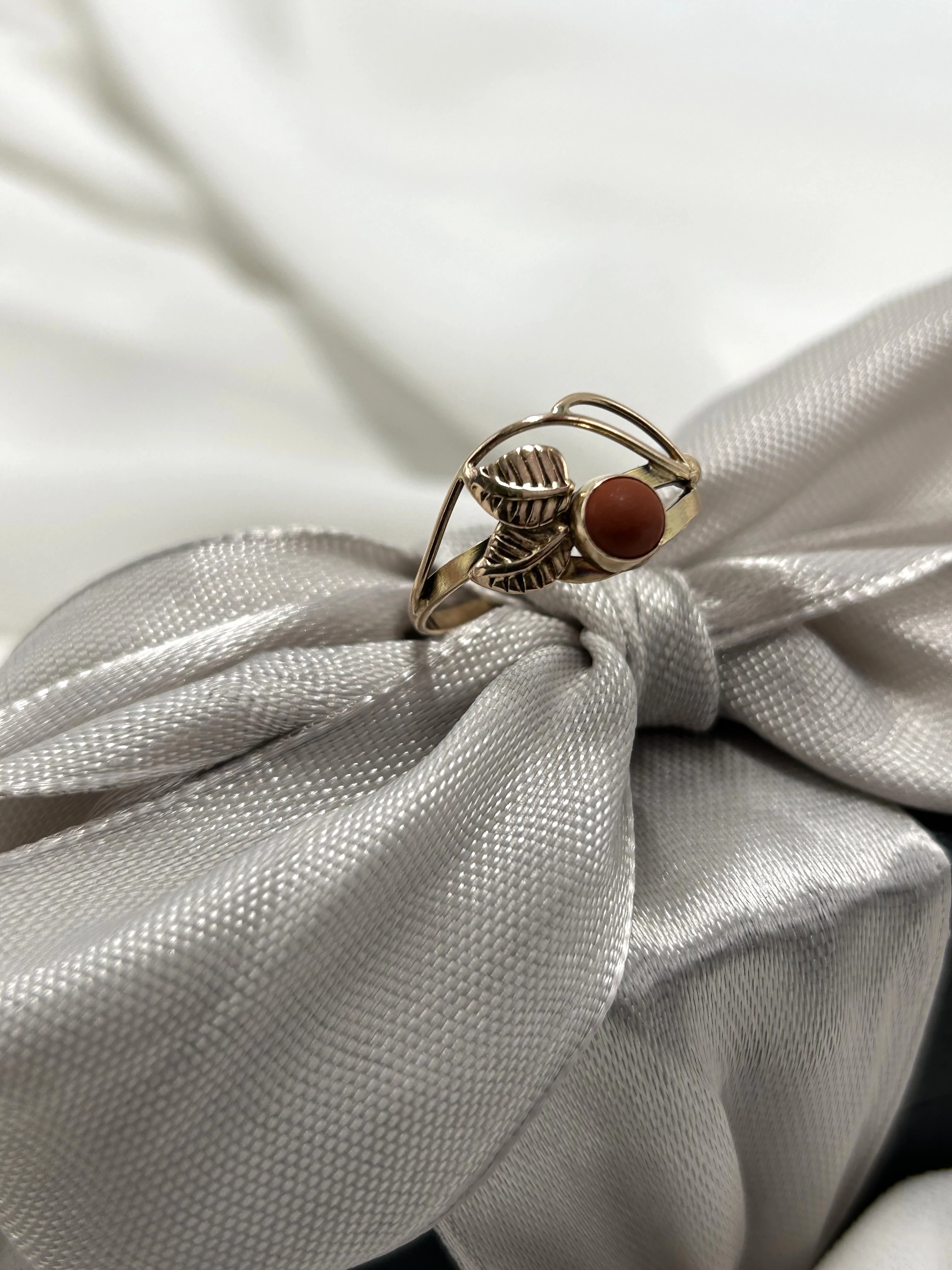 zloty-pierscionek-z-koralem-585174g-rozm-15-marka-inna-marka