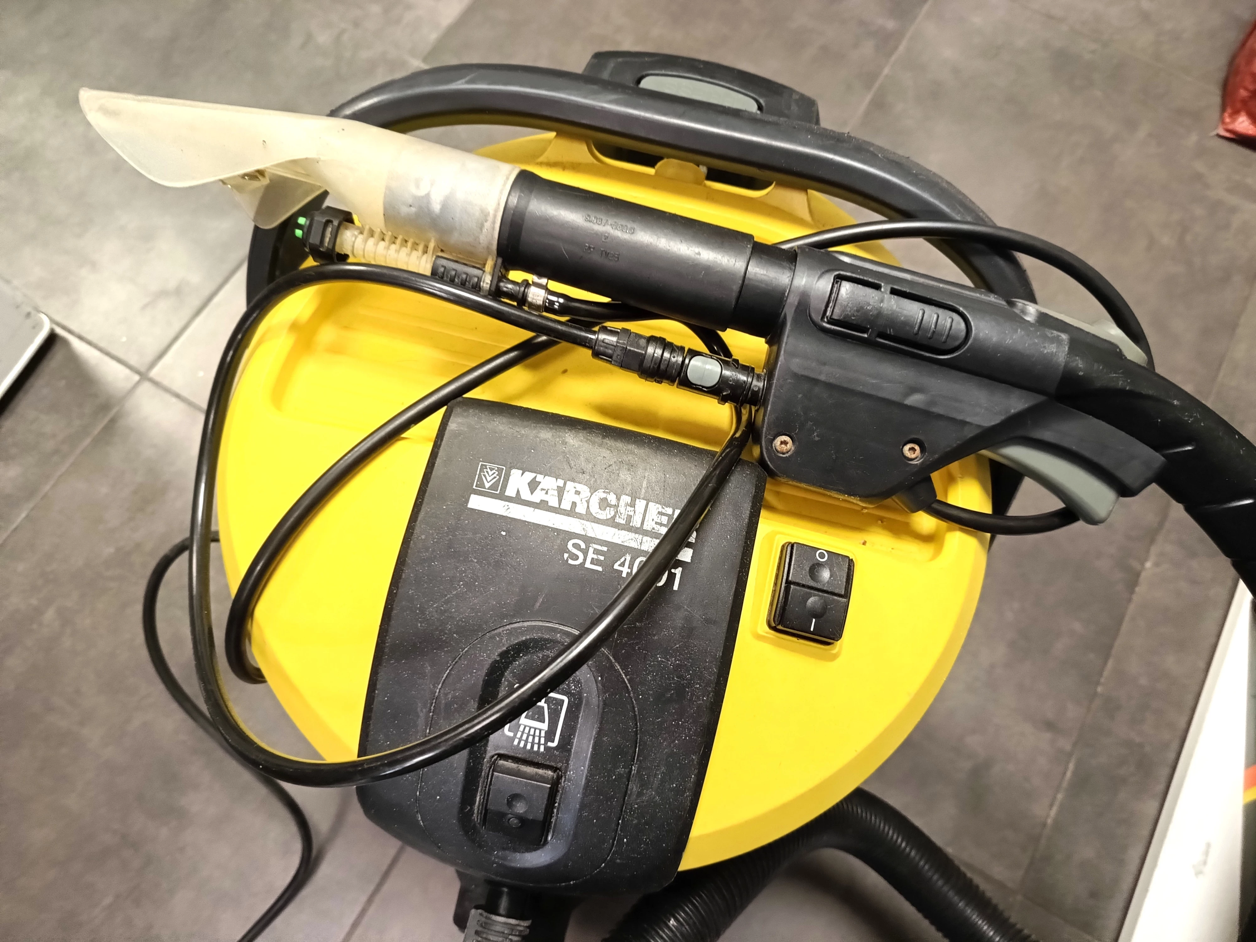 odkurzacz-pioracy-karcher-se-4001-brak-jednego-kolka-maksymalna-moc-1400