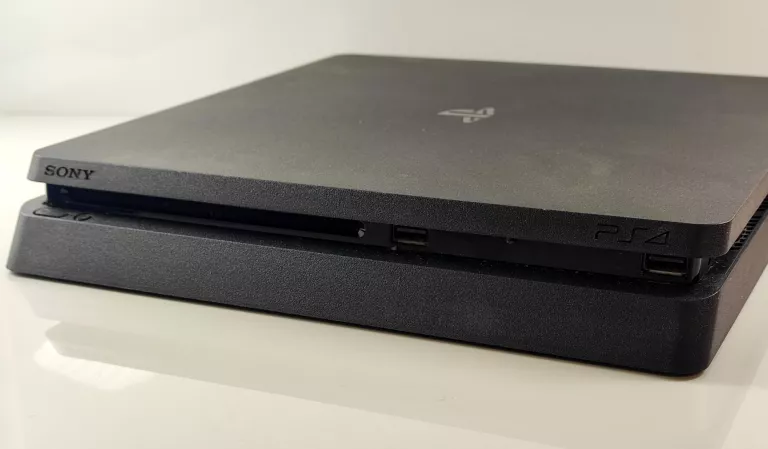 KONSOLA PLAYSTATION 4 SLIM 1000 GB + PAD