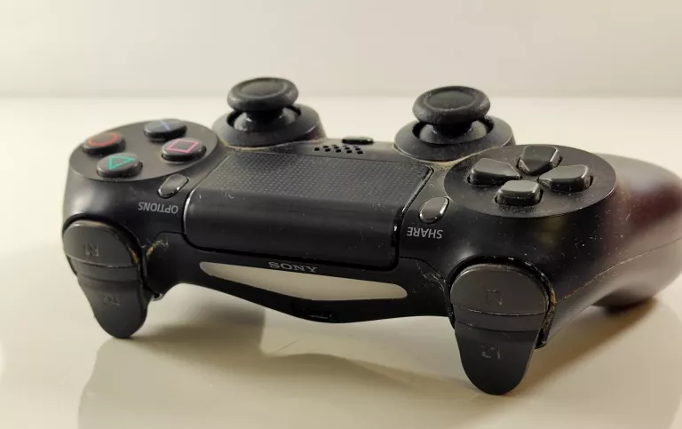 KONSOLA PLAYSTATION 4 SLIM 1000 GB + PAD