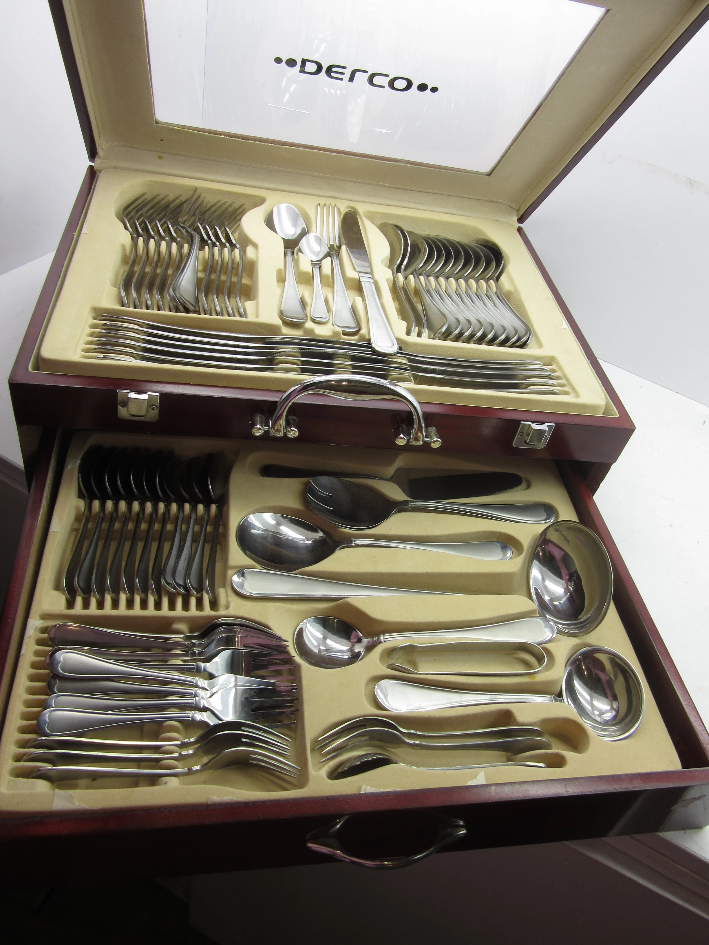 komplet-sztuccow-delco-w-drewnianej-kasetce-72-el-marka-delko