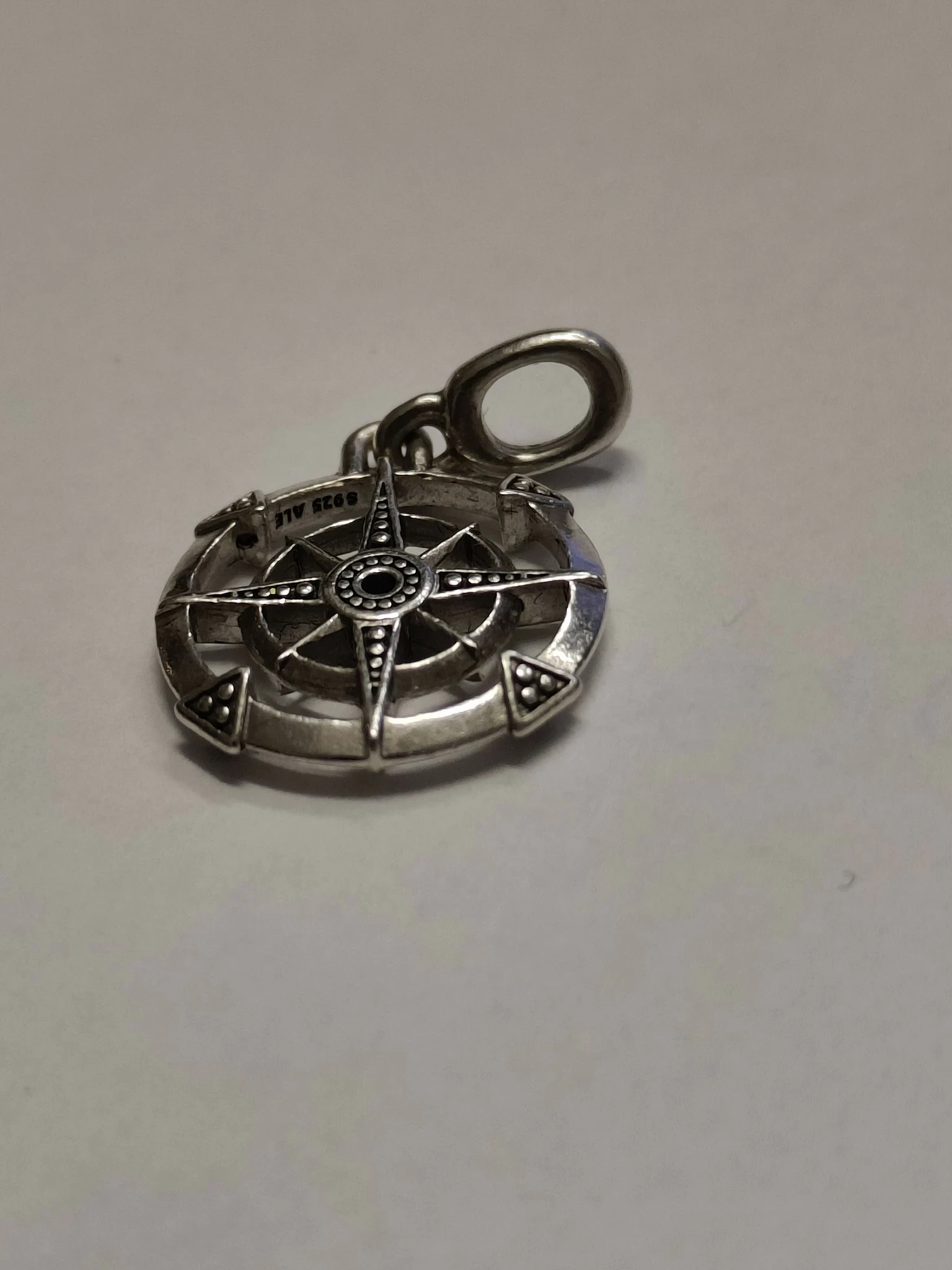 srebro-wyrob-jubilerski-uzywany-pandora-kolor-dominujacy-srebrny