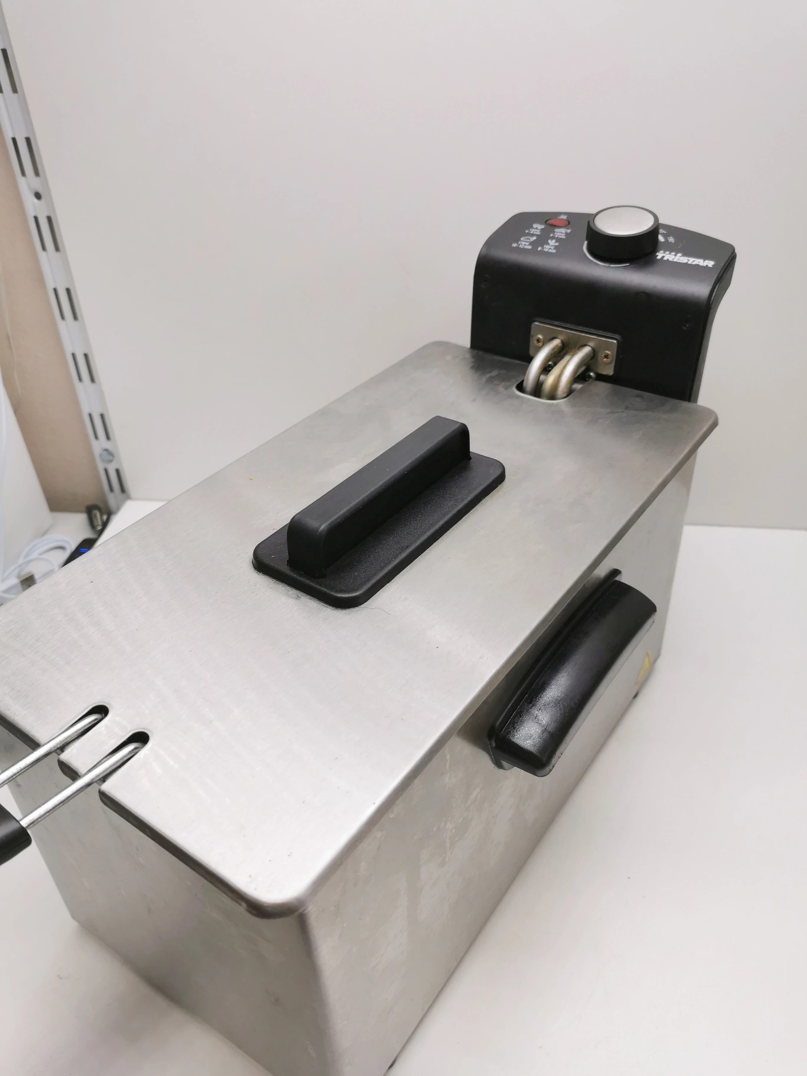 frytkownica-tradycyjna-tristar-pd-8753-2000-w-3-l-stan-uzywany