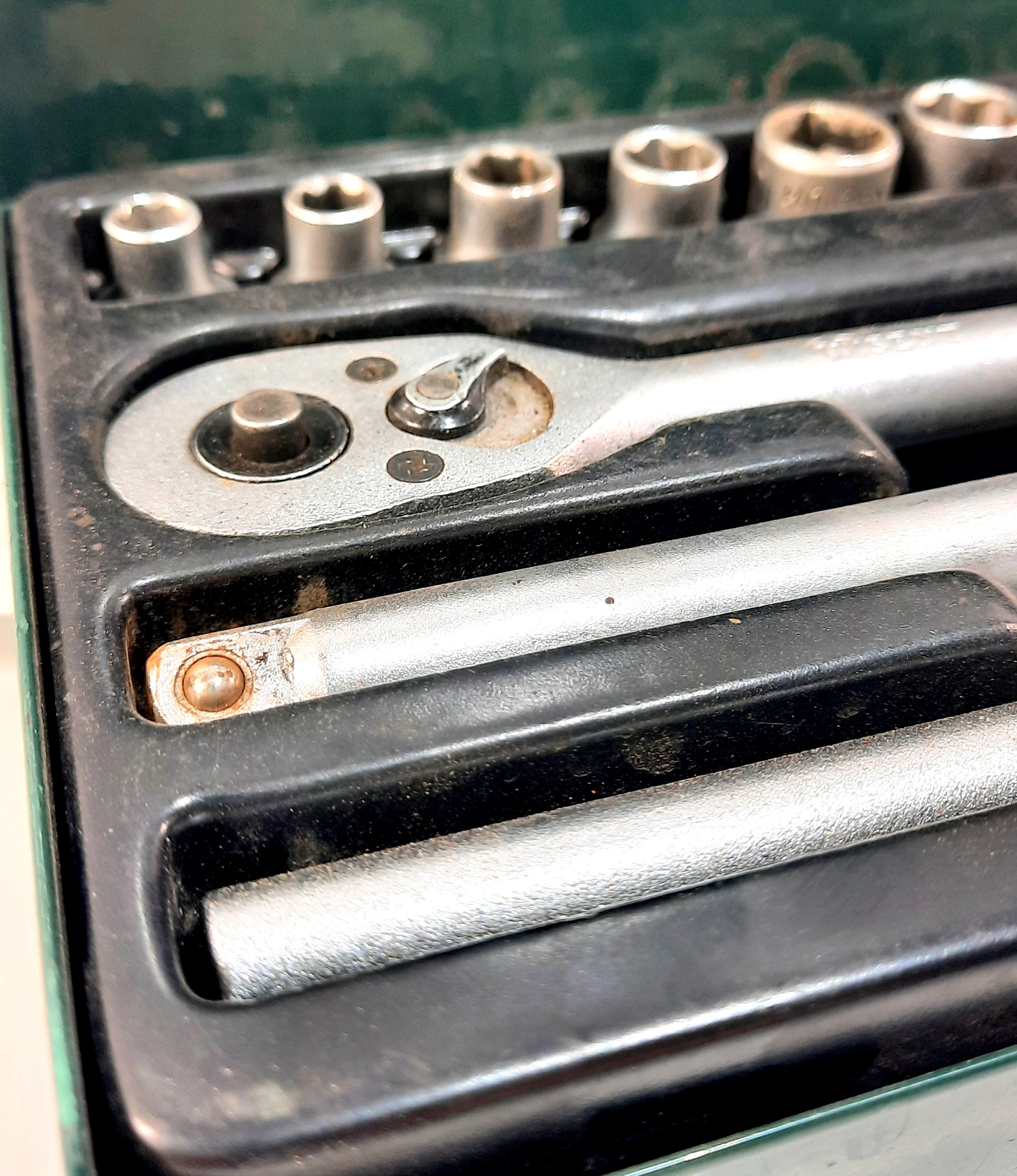 zestaw-kluczy-nasadkowych-wisent-zielona-skrzynka-rodzaj-klucza-nasadowy