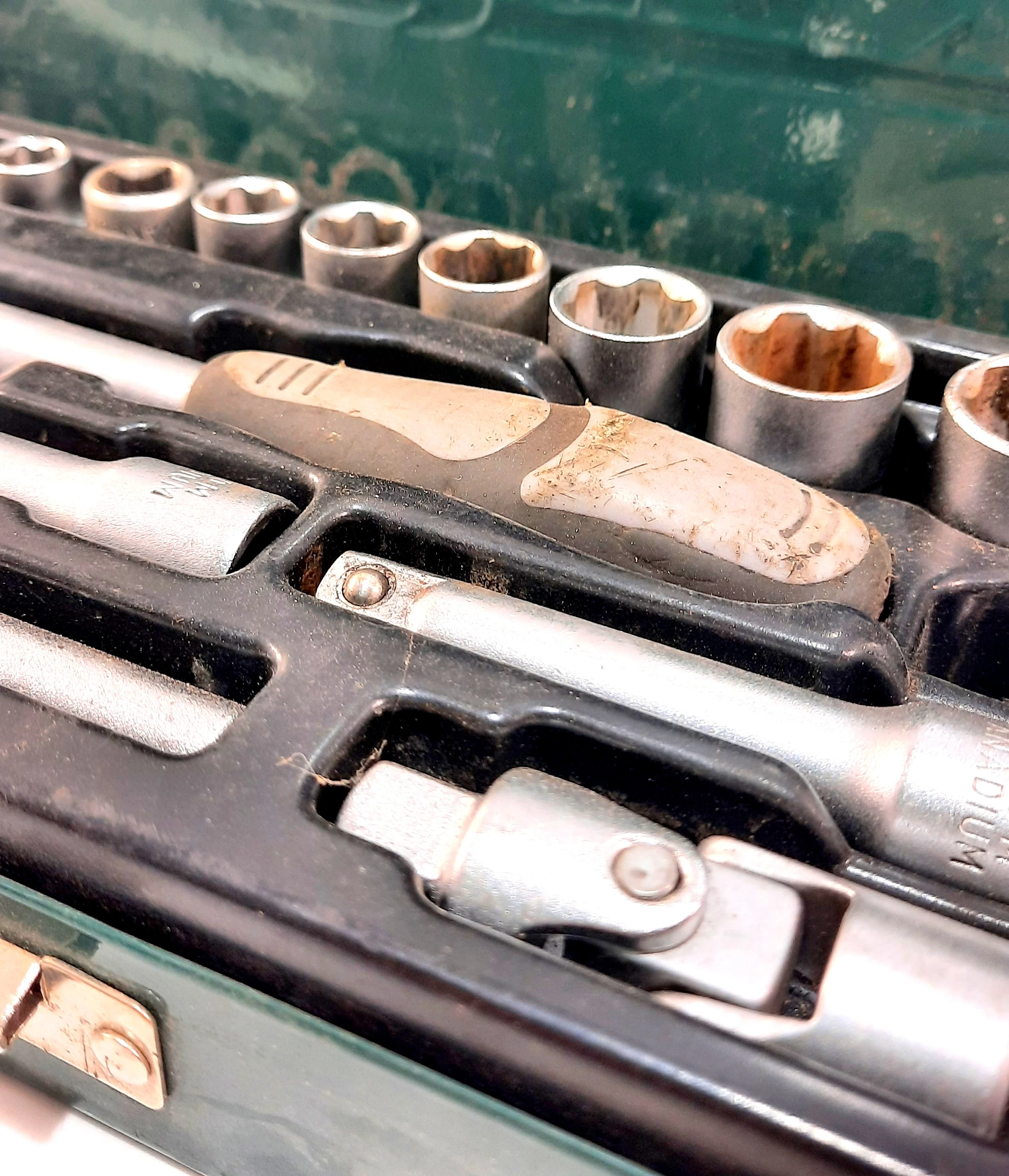 zestaw-kluczy-nasadkowych-wisent-zielona-skrzynka-ean-gtin-0883989753453